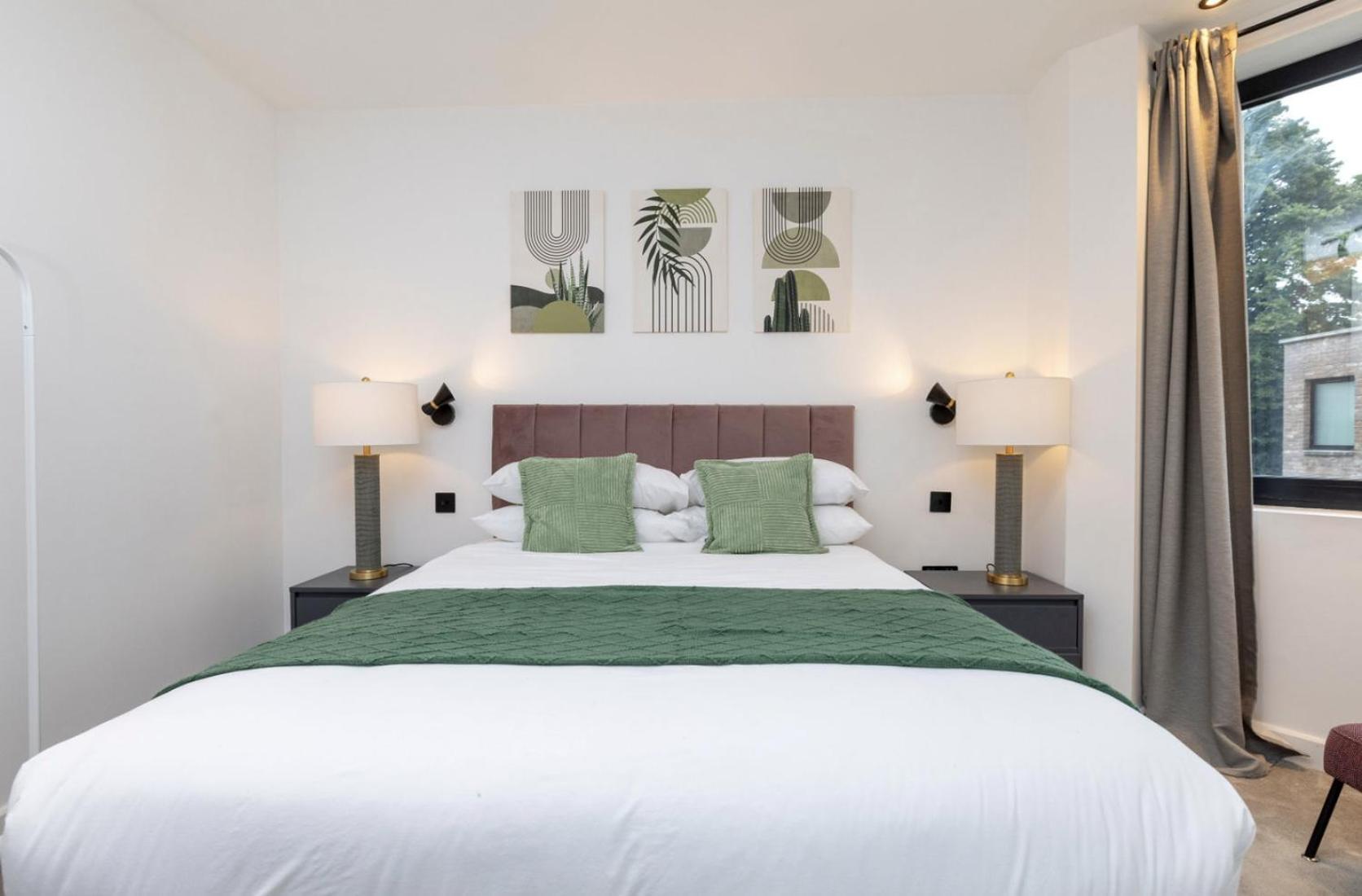 Modern Flat With Private Balcony Lift Access Londen