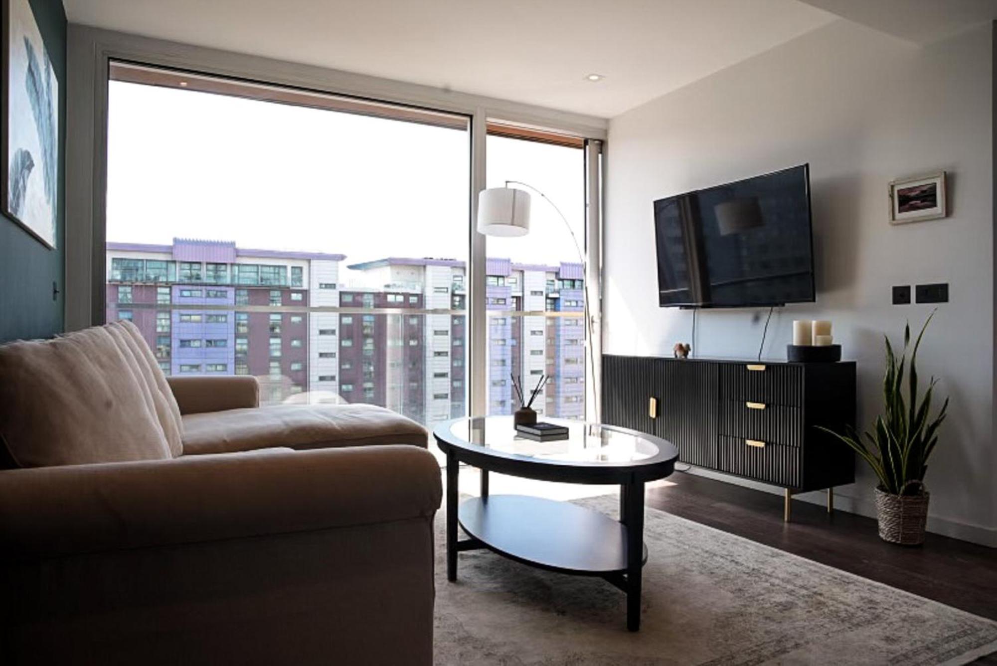 Chic Luxury Living In Battersea Power Station *