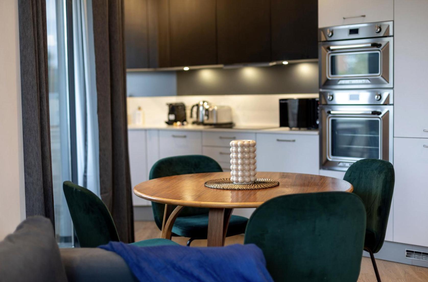 Modern Flat With Private Balcony Lift Access * Londen