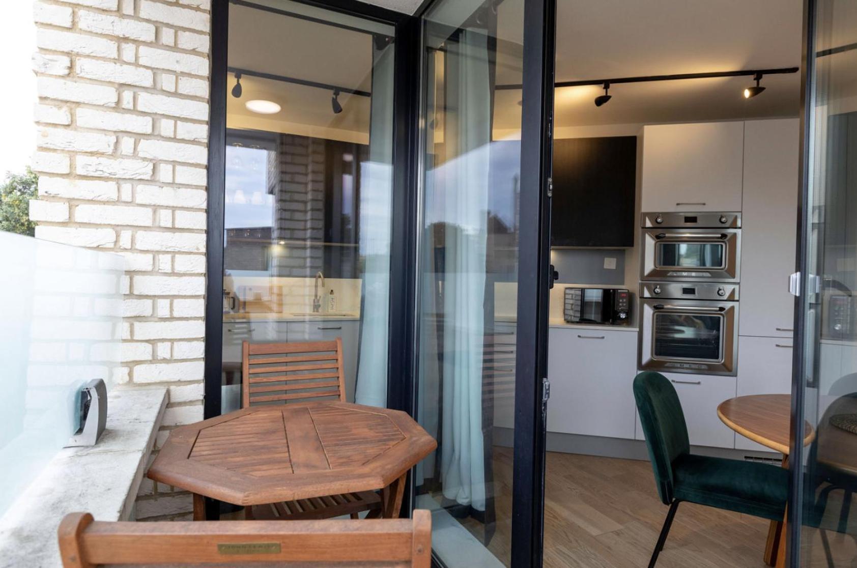 Appartement Modern Flat With Private Balcony Lift Access *