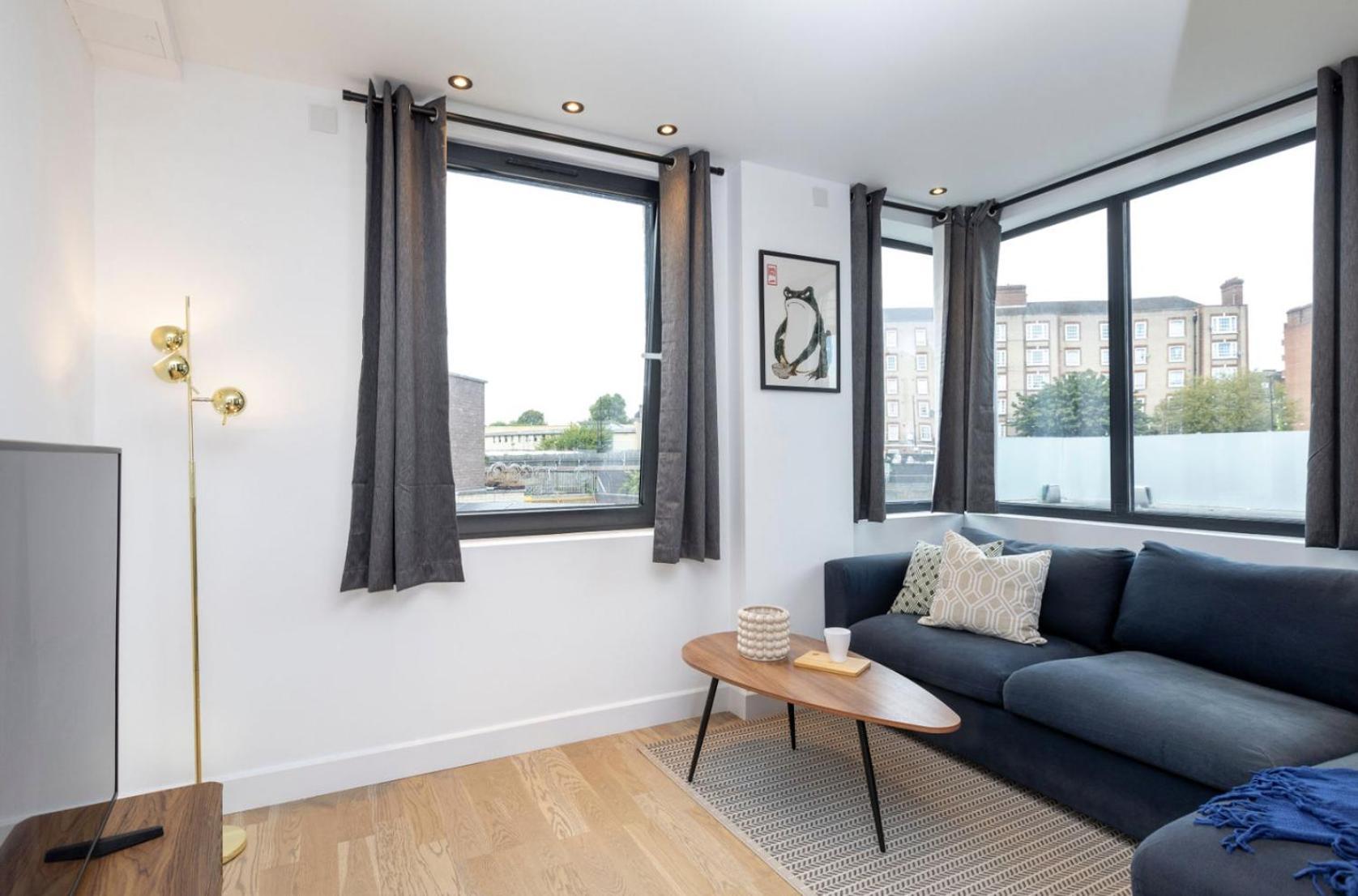 Modern Flat With Private Balcony Lift Access * Londen