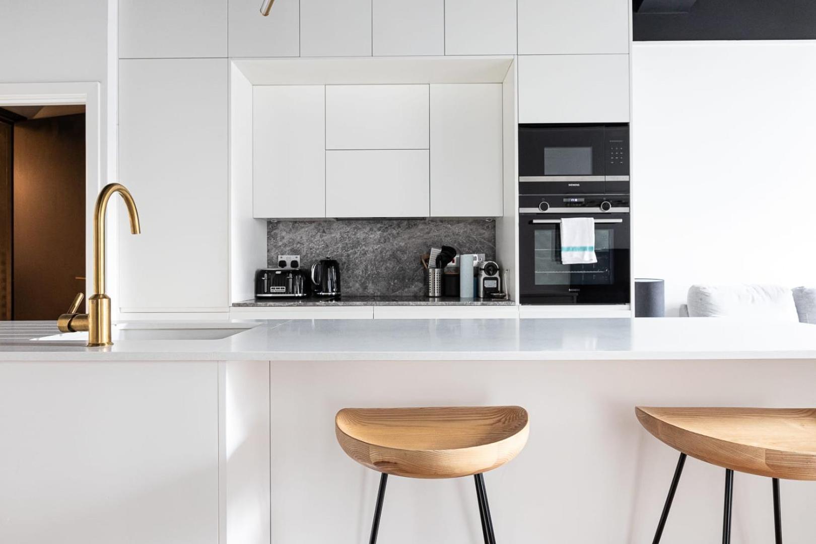 Two Adjacent Luxurious 1 Bed Leilighet London