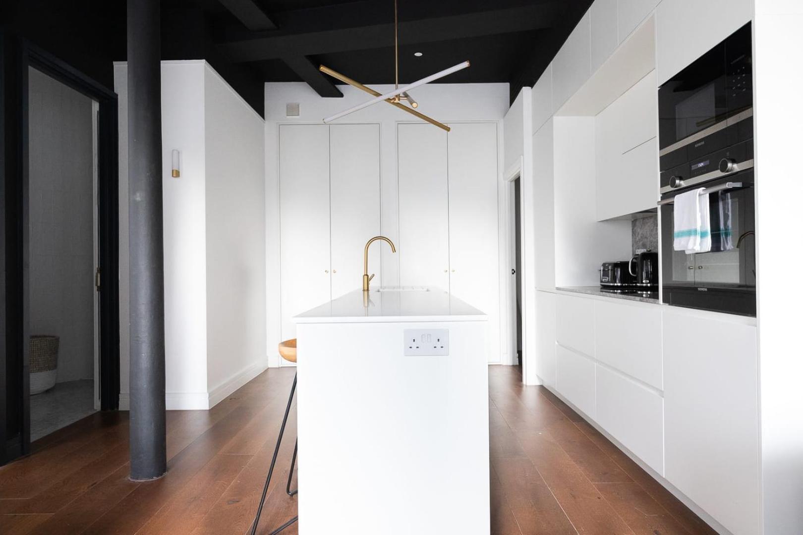 Two Adjacent Luxurious 1 Bed Leilighet *