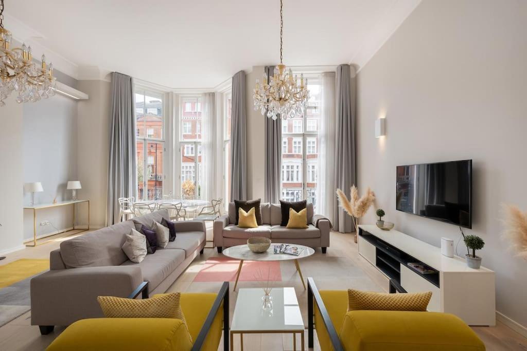 Presidential With 14ft High Ceilings & Private Elevator Apartment *