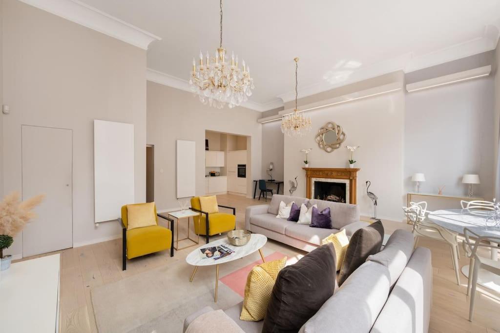 Presidential With 14ft High Ceilings & Private Elevator Apartment *