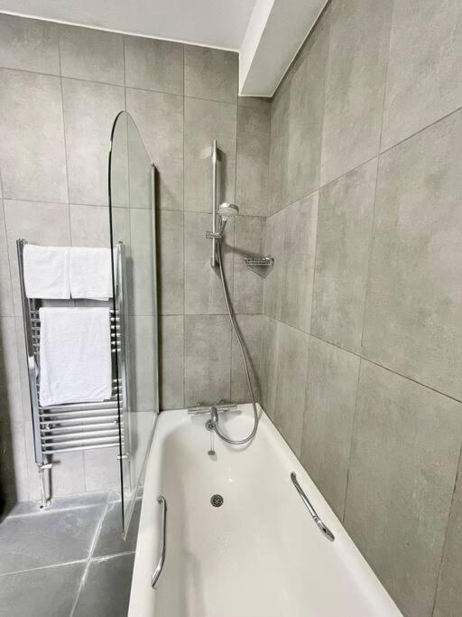 Boho In The Heart Of Soho 2, Shared Apartment