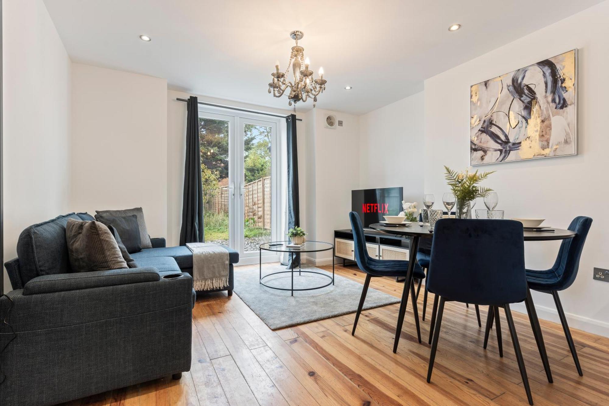 Charming 2-bed Flat With Garden In * London