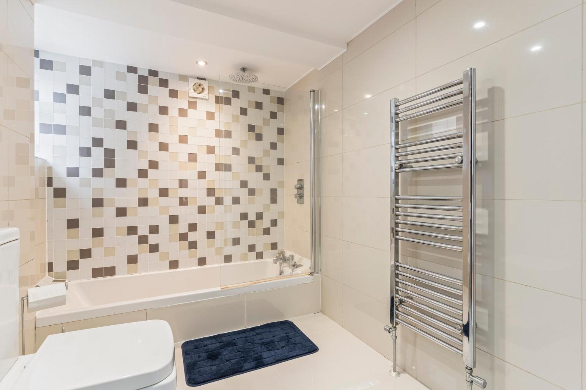 Apartment Charming 2-bed Flat With Garden In