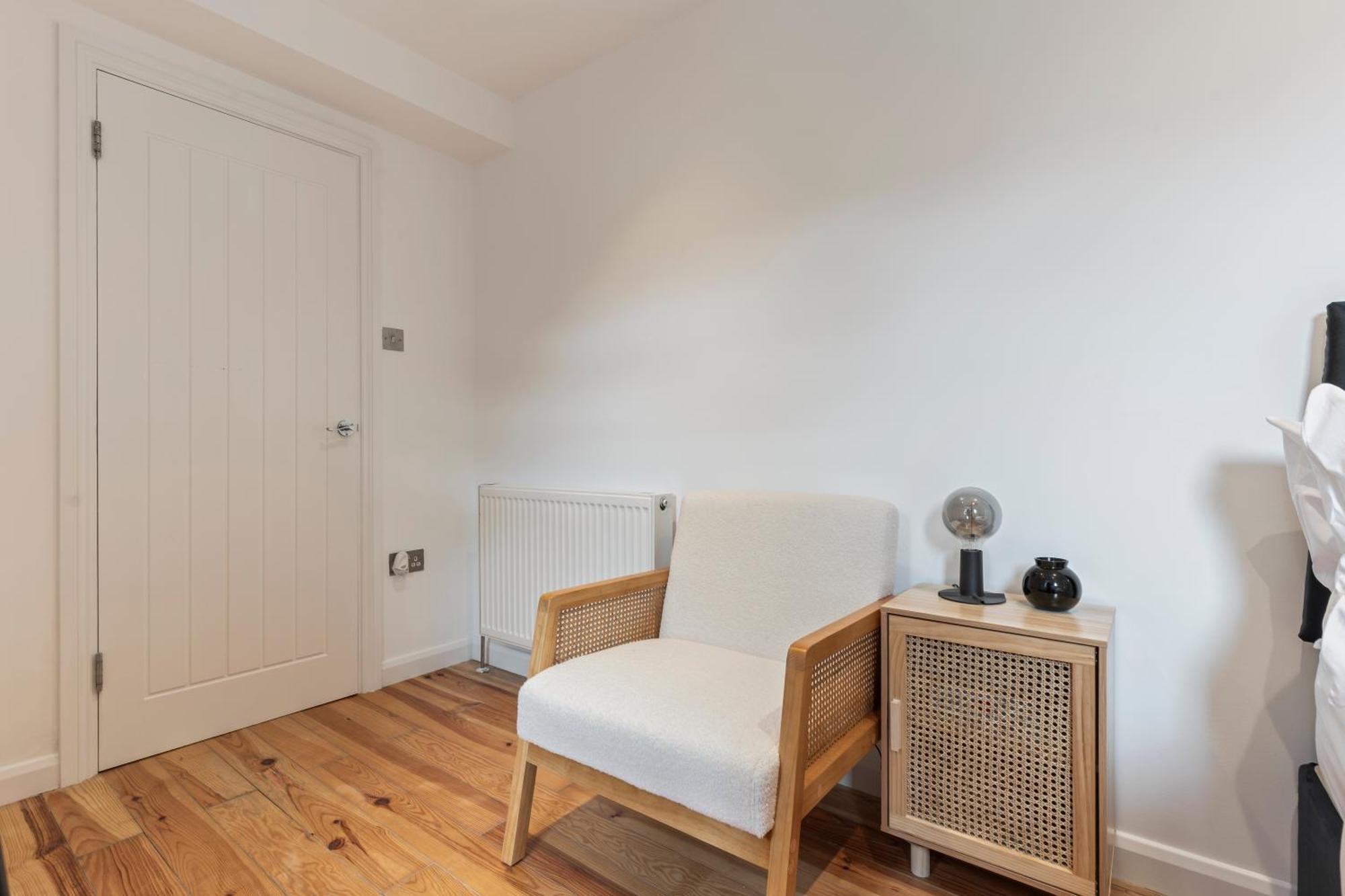 Apartment Charming 2-bed Flat With Garden In London