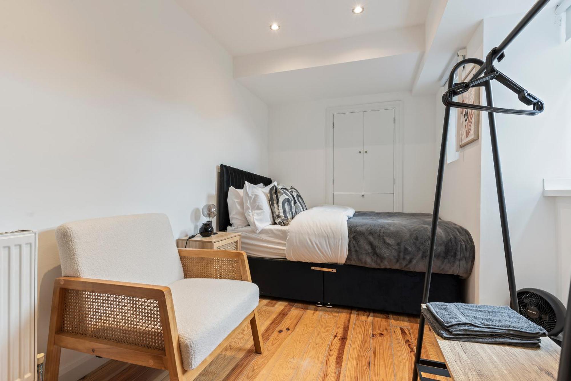 Charming 2-bed Flat With Garden In *