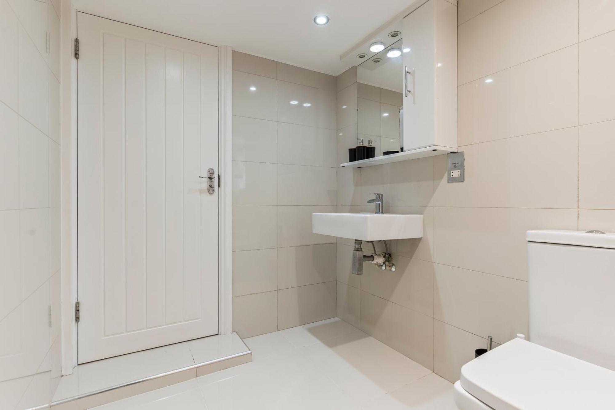 Charming 2-bed Flat With Garden In *