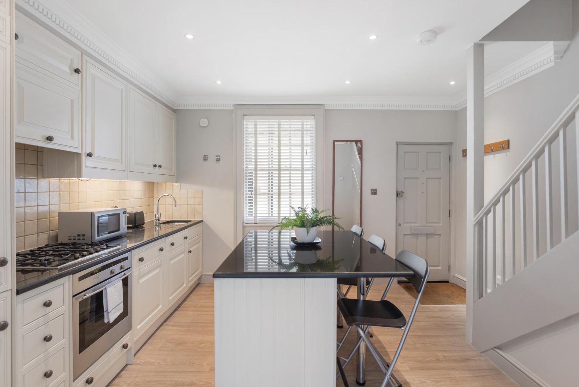 Stunning Knightsbridge 2bed Flat! London