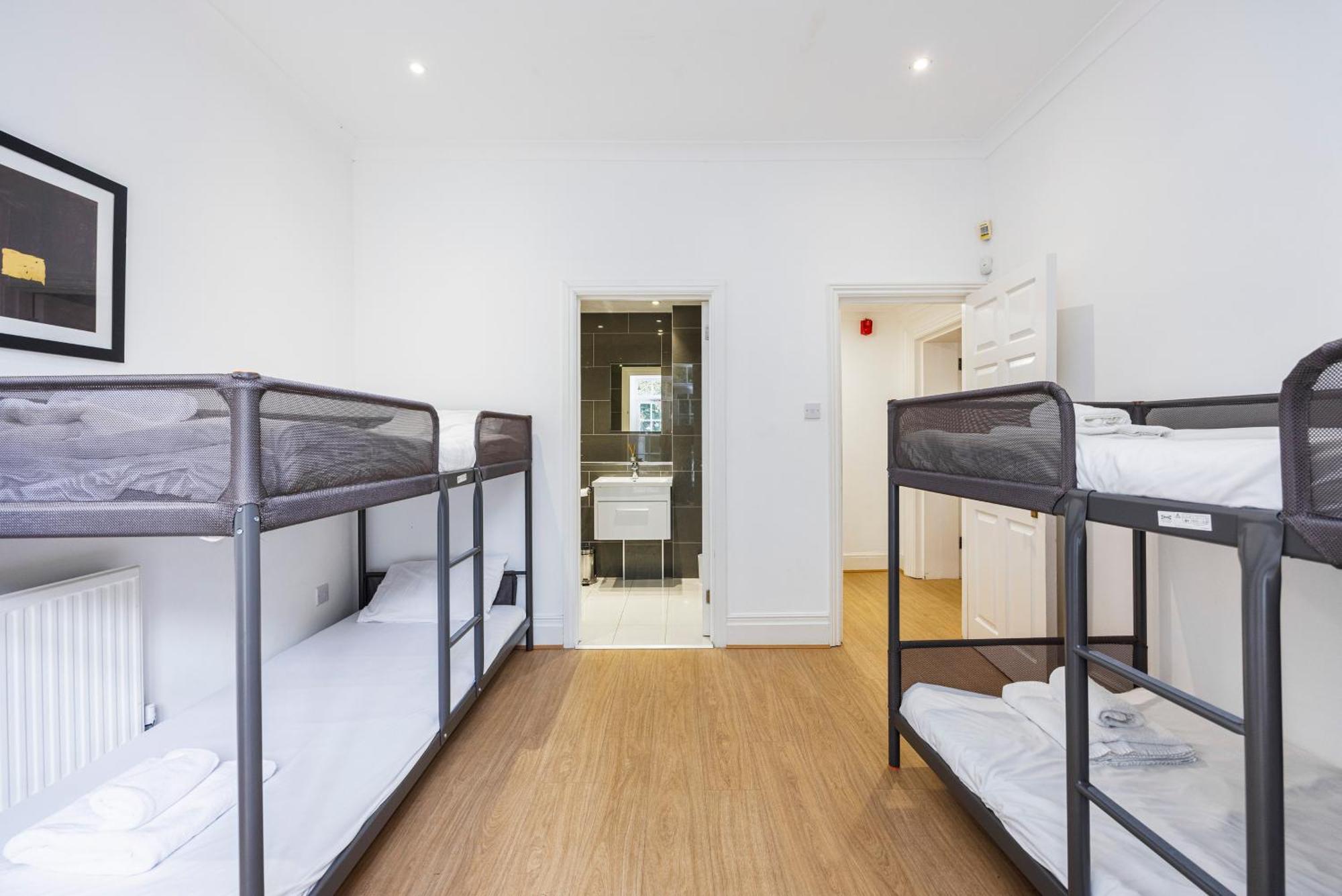Heads On Bed - Budget 4 The Larger Groups * London