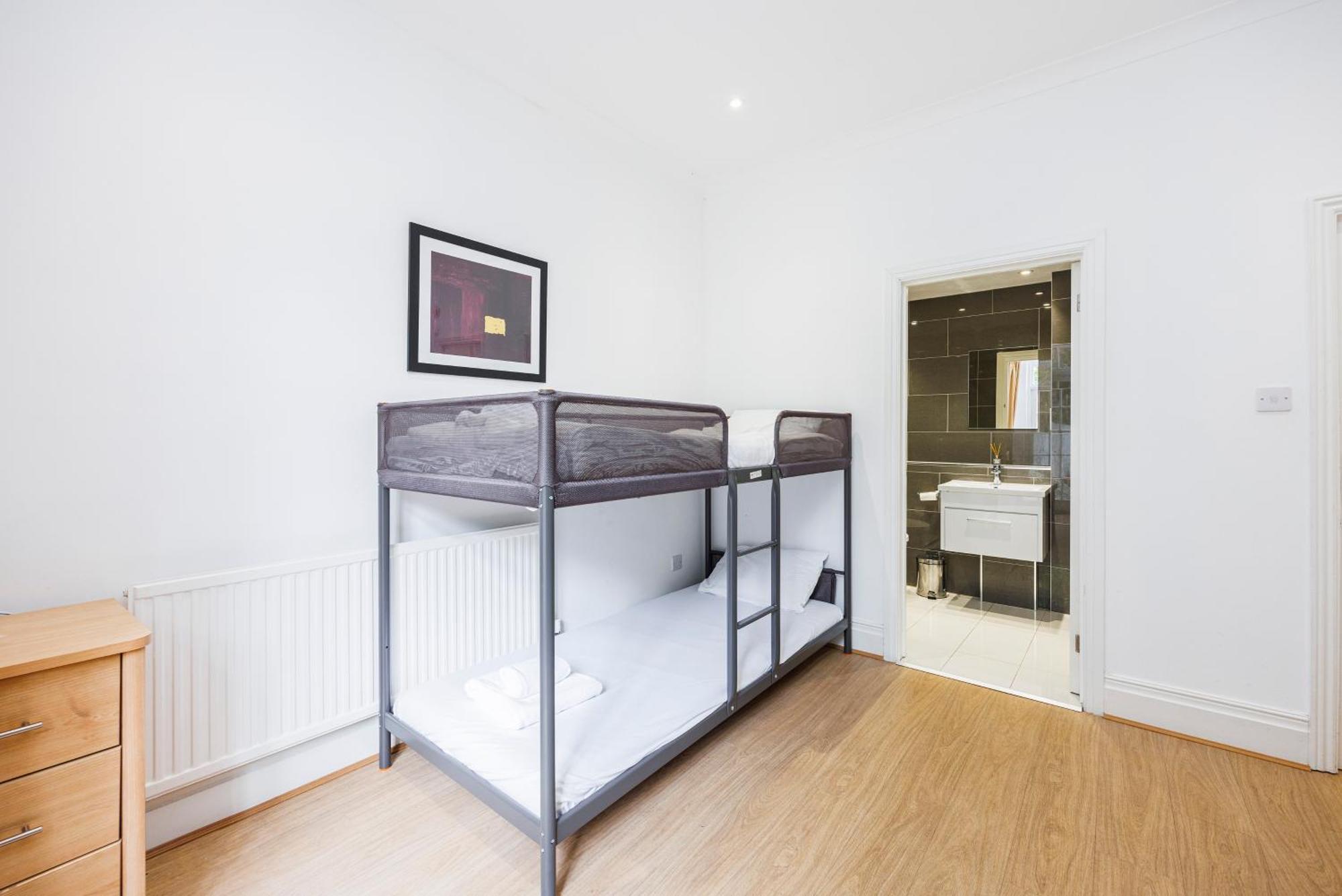 Hostel Heads On Bed - Budget 4 The Larger Groups London