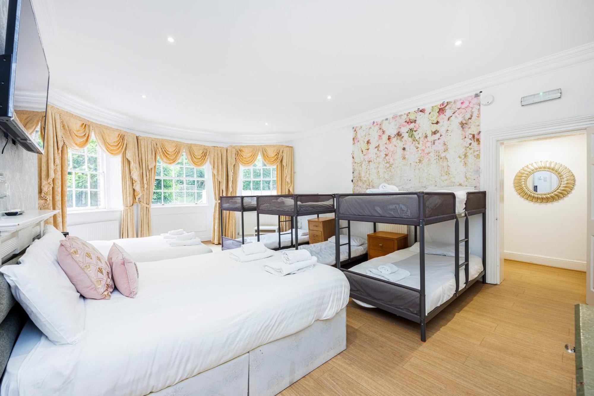 Heads On Bed - Budget 4 The Larger Groups Hostel London