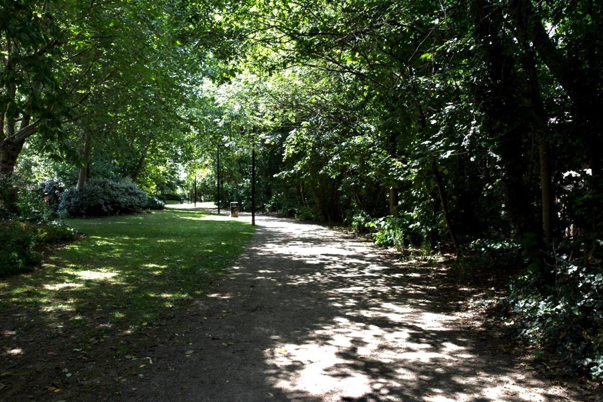 Newly Refurbished Flat With Great Transport Links Appartement *