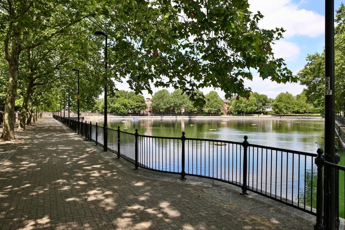 Newly Refurbished Flat With Great Transport Links Apartment *