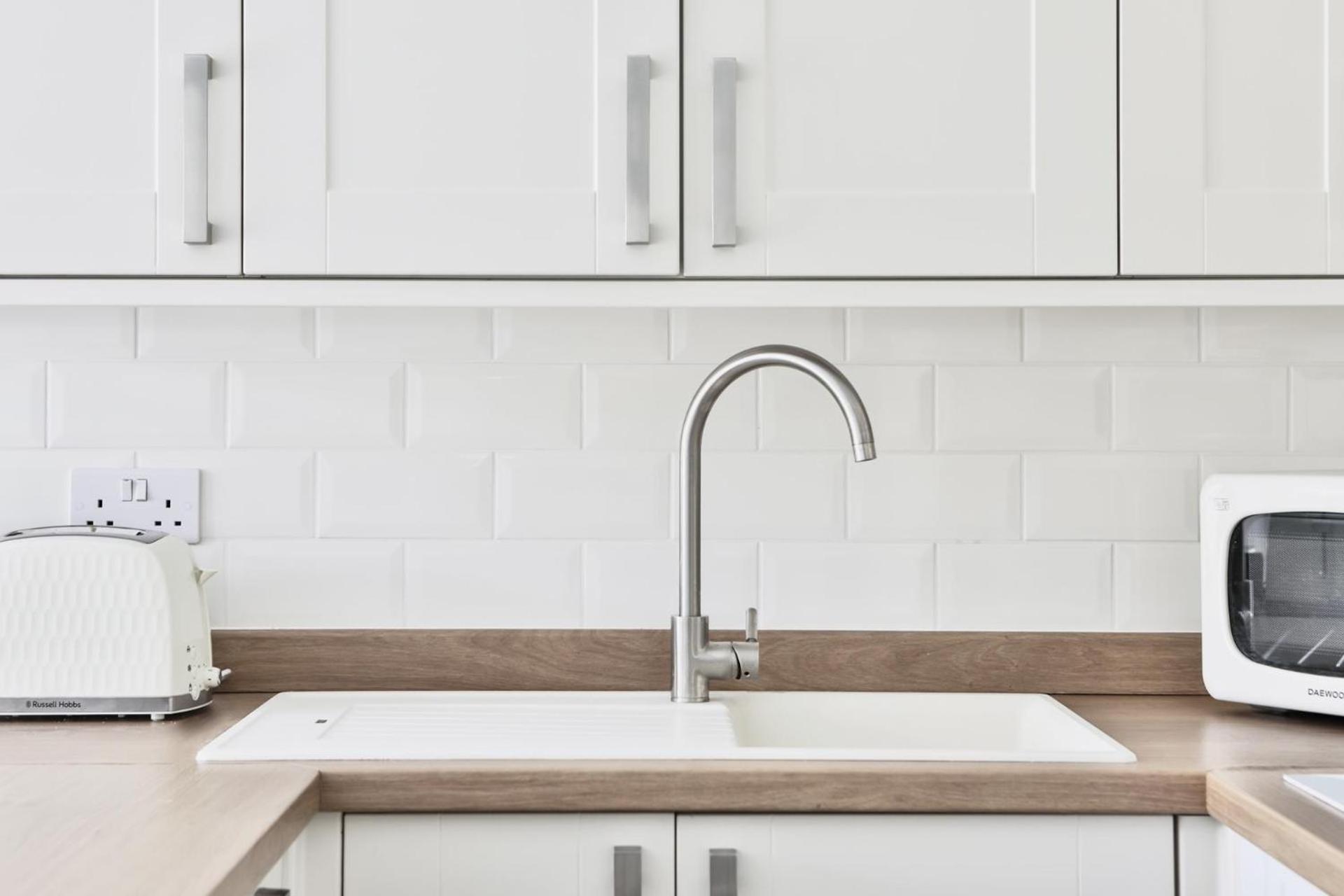 Newly Refurbished Flat With Great Transport Links *