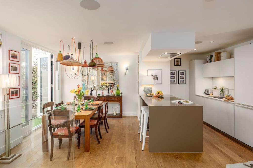 Holiday home Stunning Notting Hill 3 Bed With Air Con *