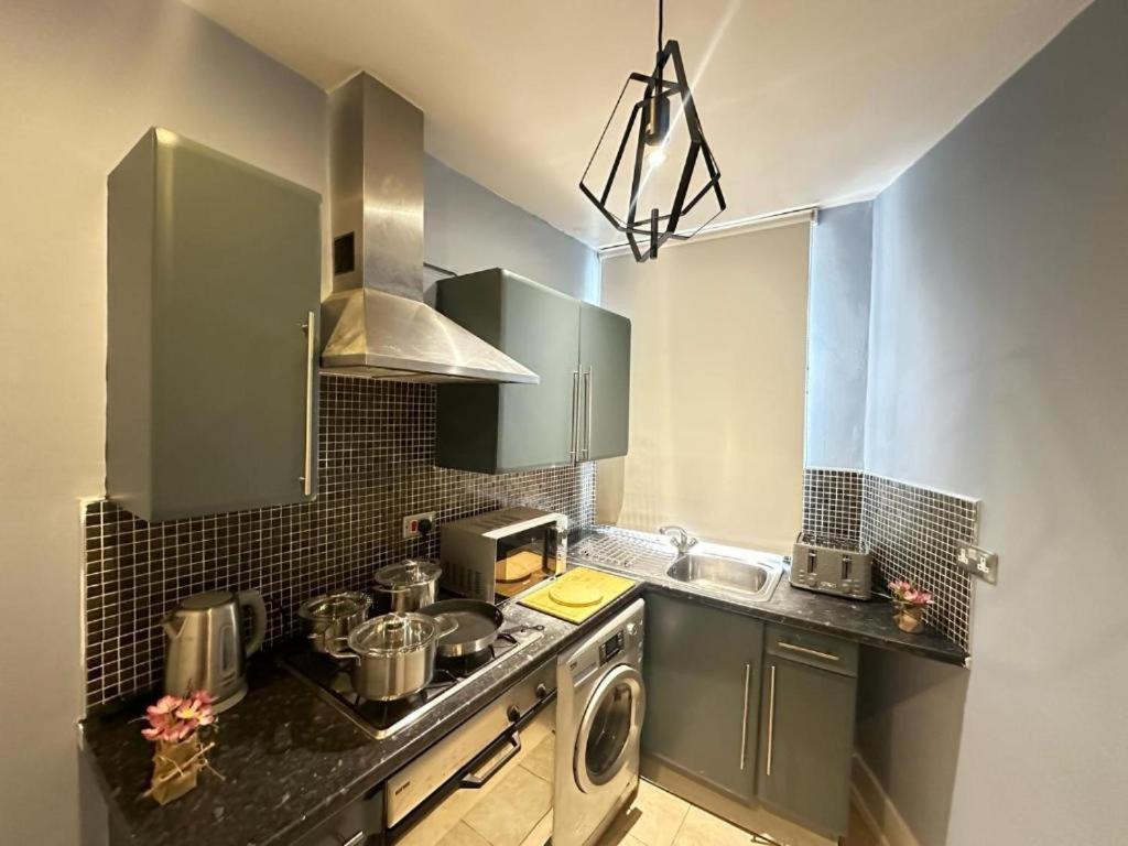 Three Bedroom Near Central Apartamento