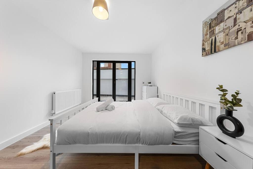 Spacious Sleep 14 - 1 Min From Tooting Station Mr3 Appartement Londen