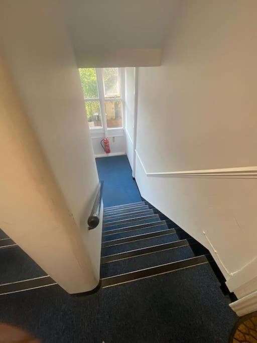 Apartment Very Central,1gb Fibre Wifi, 2min To Tube & Heathrow, Free Coffee, Milk & Snacks, 2 New Tvs & Sofabed *
