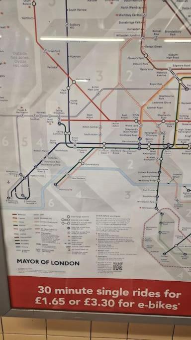 Very Central,1gb Fibre Wifi, 2min To Tube & Heathrow, Free Coffee, Milk & Snacks, 2 New Tvs & Sofabed London