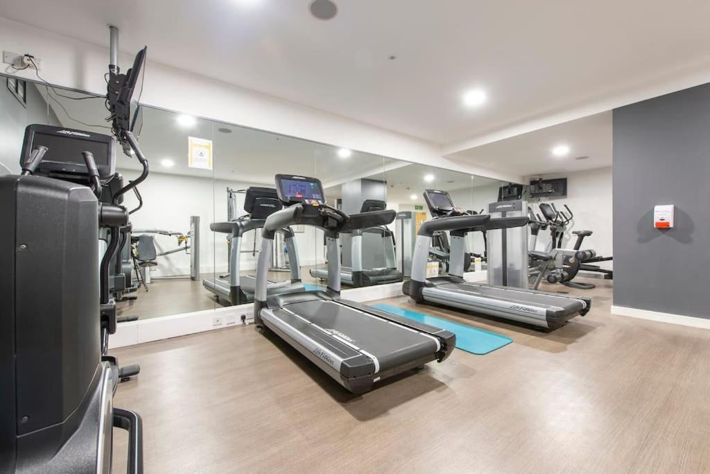 24hr Concierge, Gym, Pool, Museum, Shopping Centre London