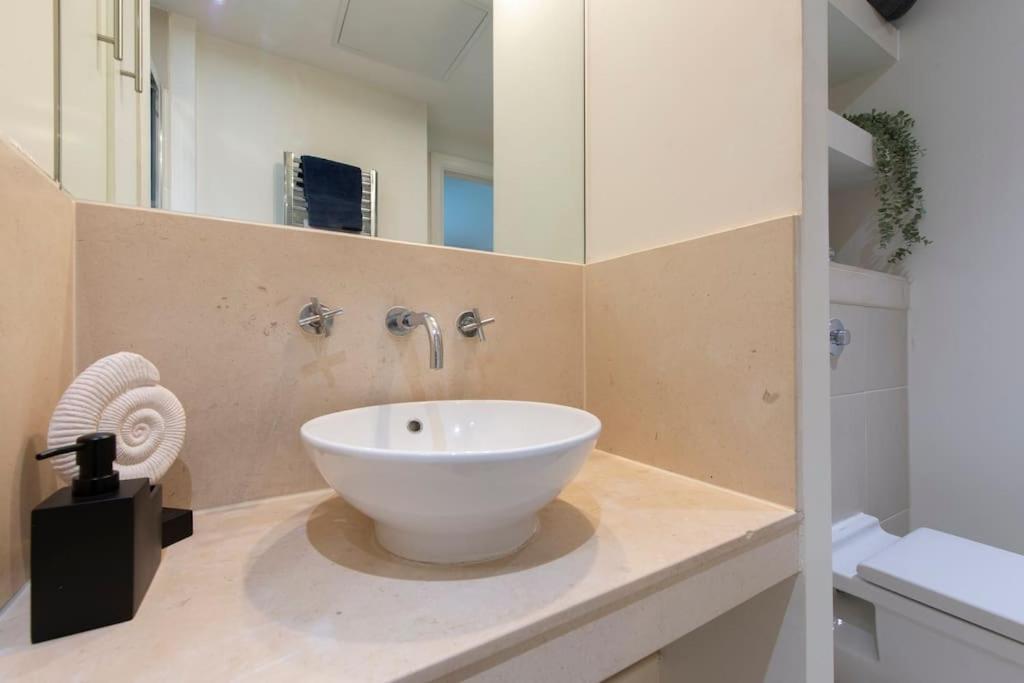 24hr Concierge, Gym, Pool, Museum, Shopping Centre Leilighet