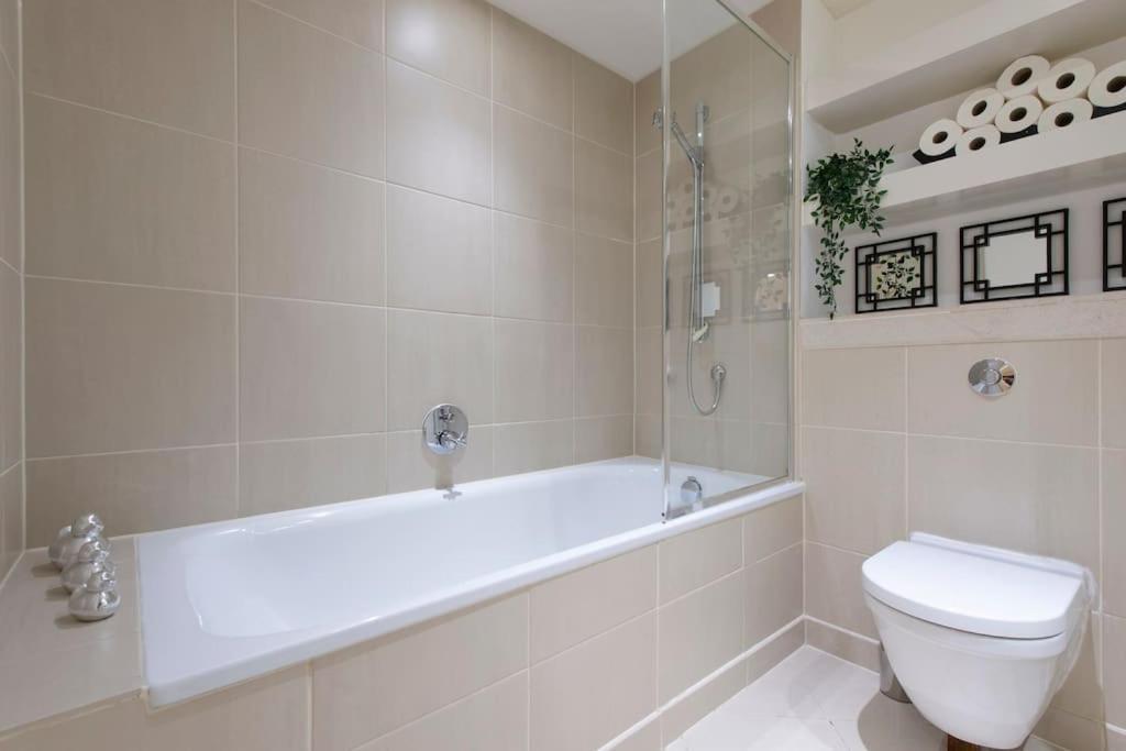 24hr Concierge, Gym, Pool, Museum, Shopping Centre * London