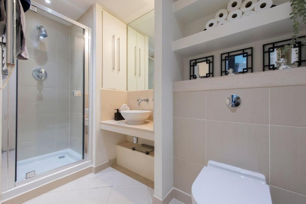 24hr Concierge, Gym, Pool, Museum, Shopping Centre * London