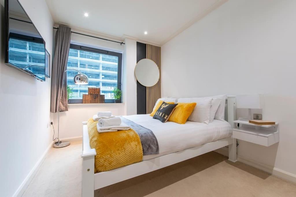 24hr Concierge, Gym, Pool, Museum, Shopping Centre Leilighet