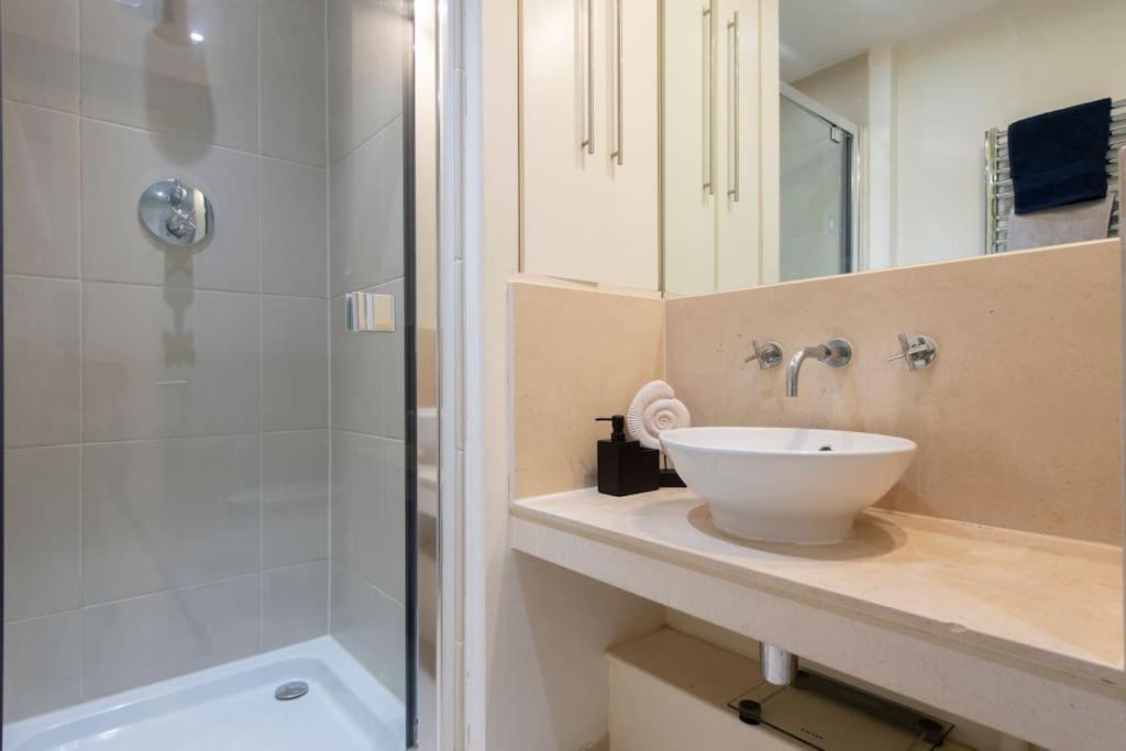 24hr Concierge, Gym, Pool, Museum, Shopping Centre Leilighet *