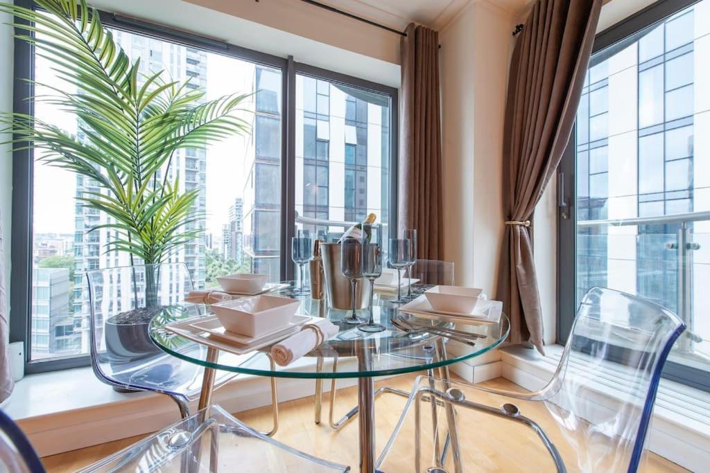 24hr Concierge, Gym, Pool, Museum, Shopping Centre Leilighet