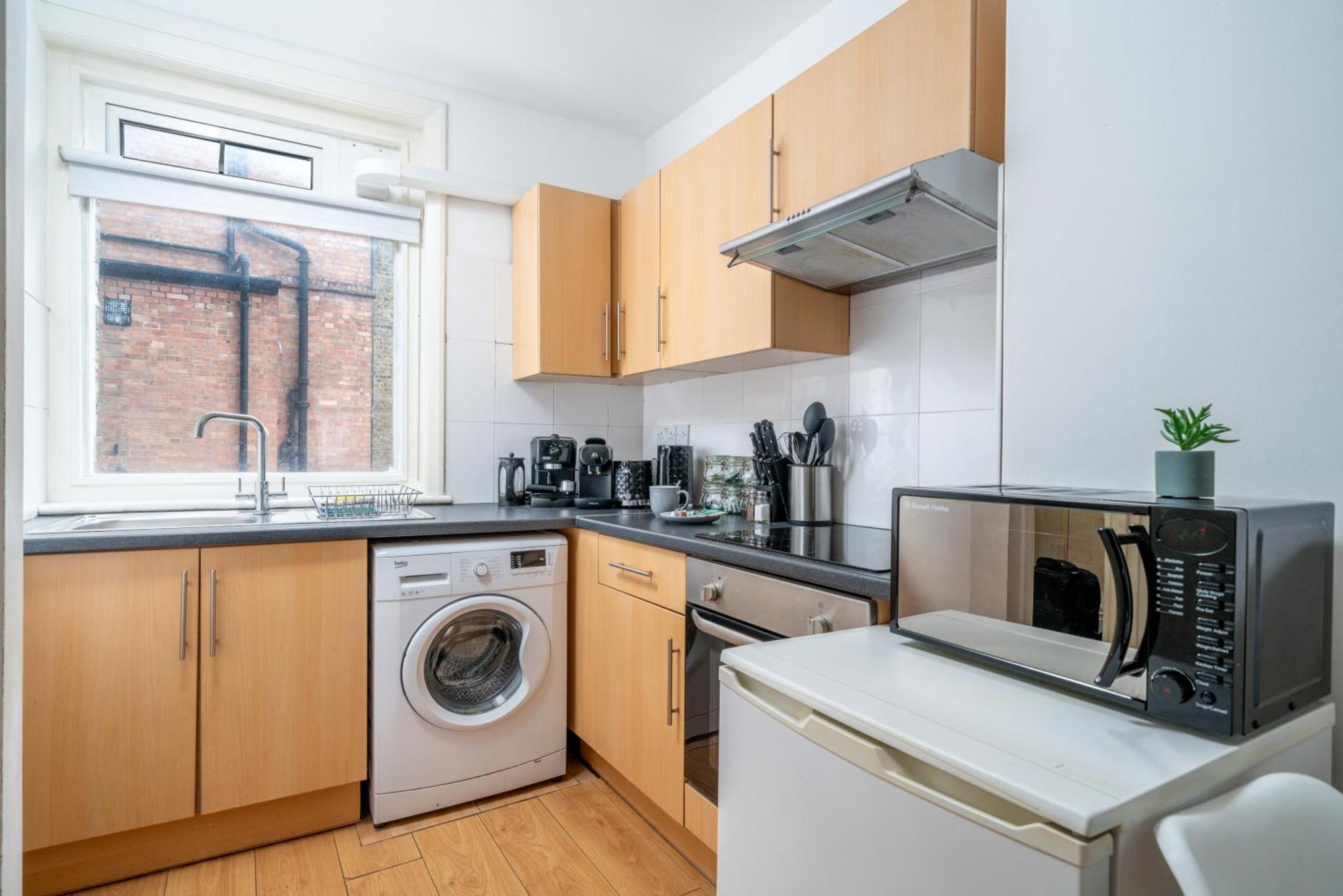 Carnaby & Oxford Street - Soho - One Bedroom - Double Bed & Sofabed Apartment *