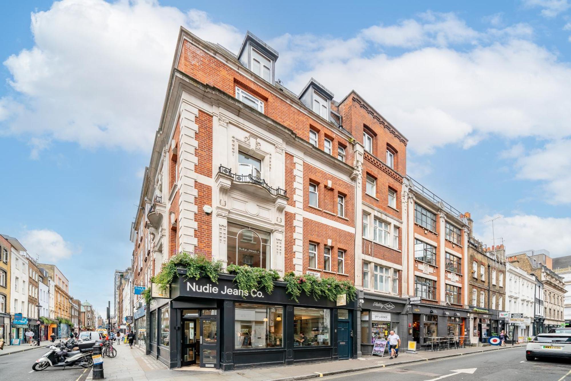 Carnaby & Oxford Street - Soho - One Bedroom - Double Bed & Sofabed Apartment *