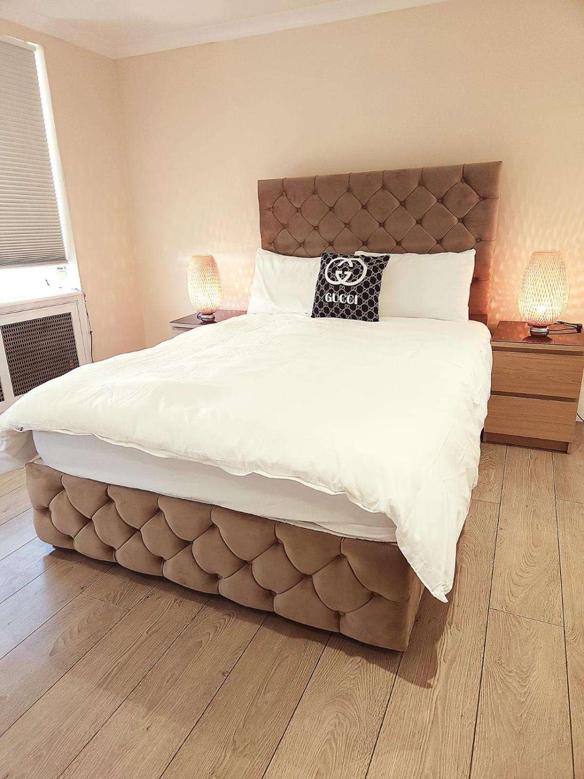 Renovu Premium Homes In Kensington Appartement *