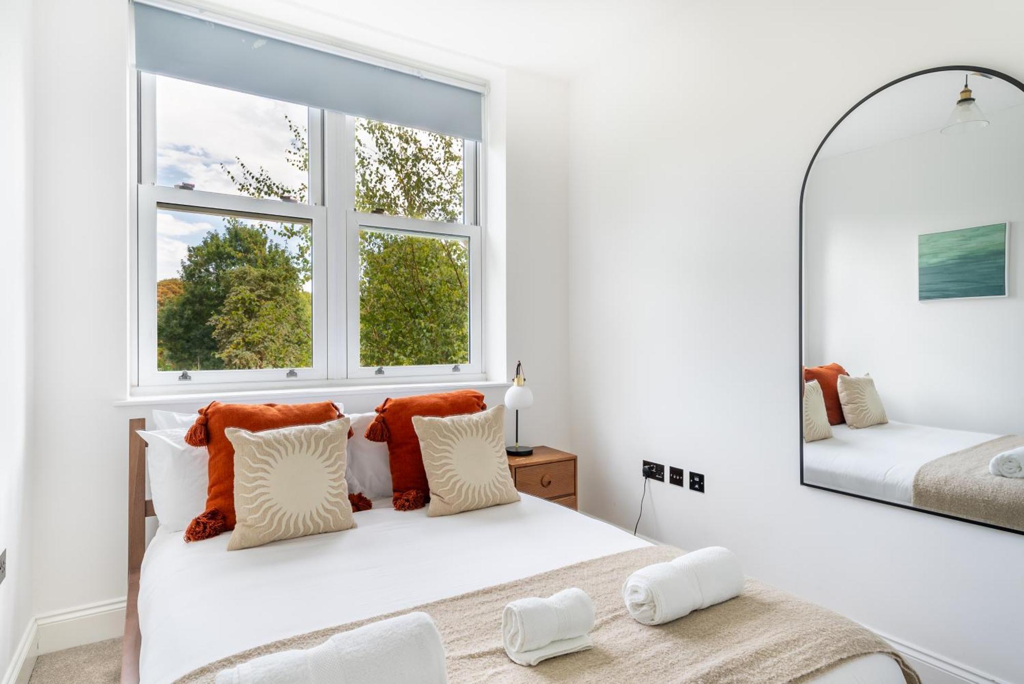 Artsy Serviced - Ealing Apartment London
