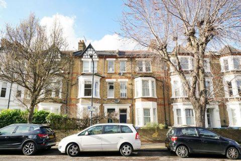 S2 Full With Own Kitchen In Centre Of Kilburn * London