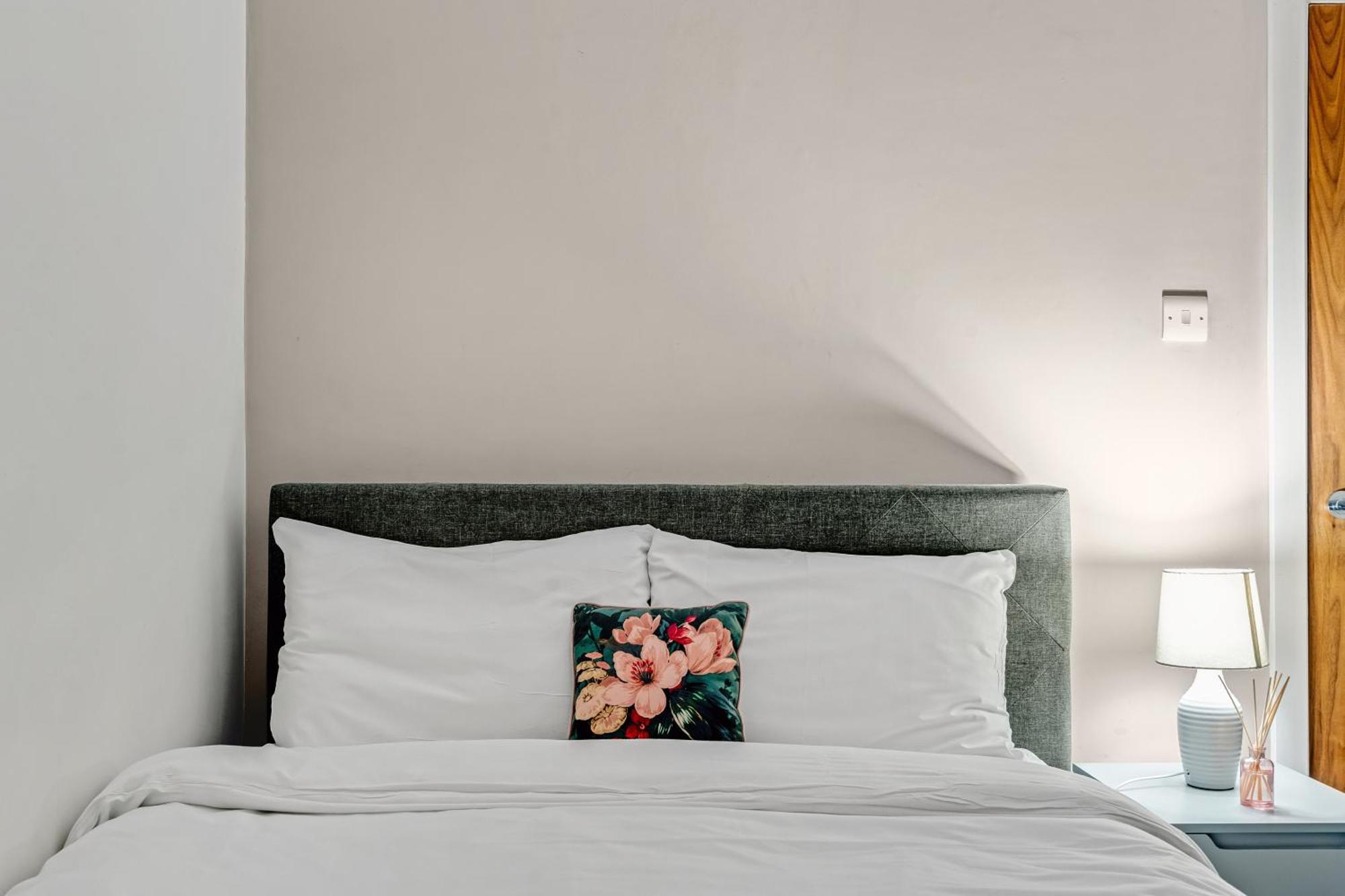 Very Central,1gb Fibre Wifi, 2min To Tube & Heathrow, Free Coffee, Milk & Snacks, 2 New Tvs & Sofabed Apartment