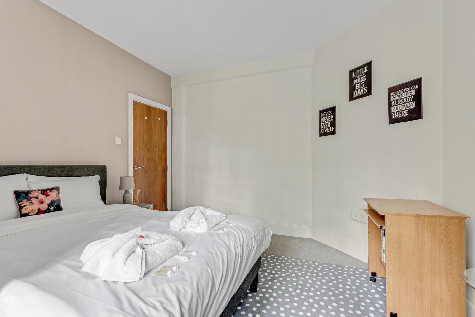 Very Central,1gb Fibre Wifi, 2min To Tube & Heathrow, Free Coffee, Milk & Snacks, 2 New Tvs & Sofabed London