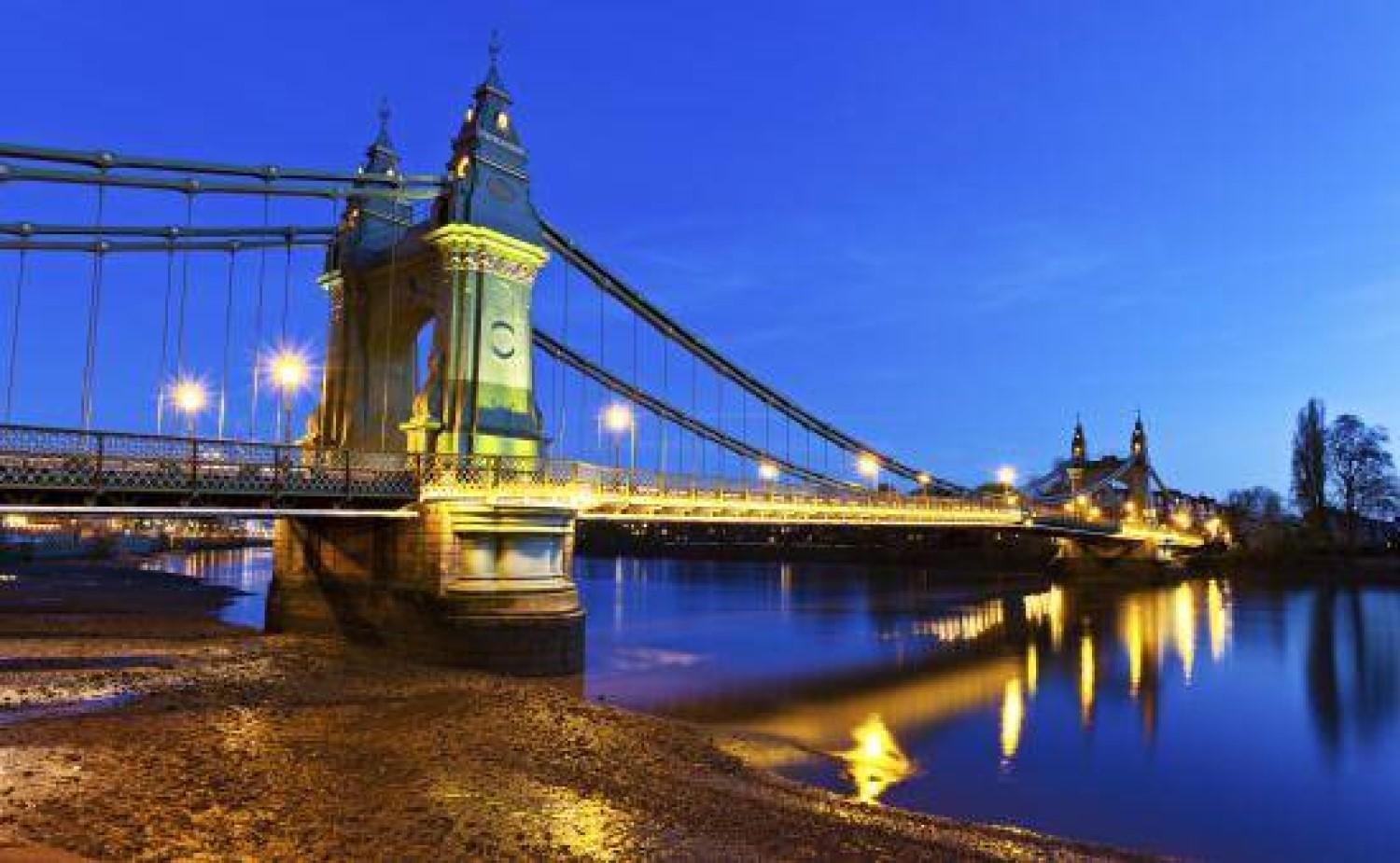 Sleek 2 Bedroom Flat With Private Patio & Firepit In Shepherds Bush, Near Hammersmith Apartment London