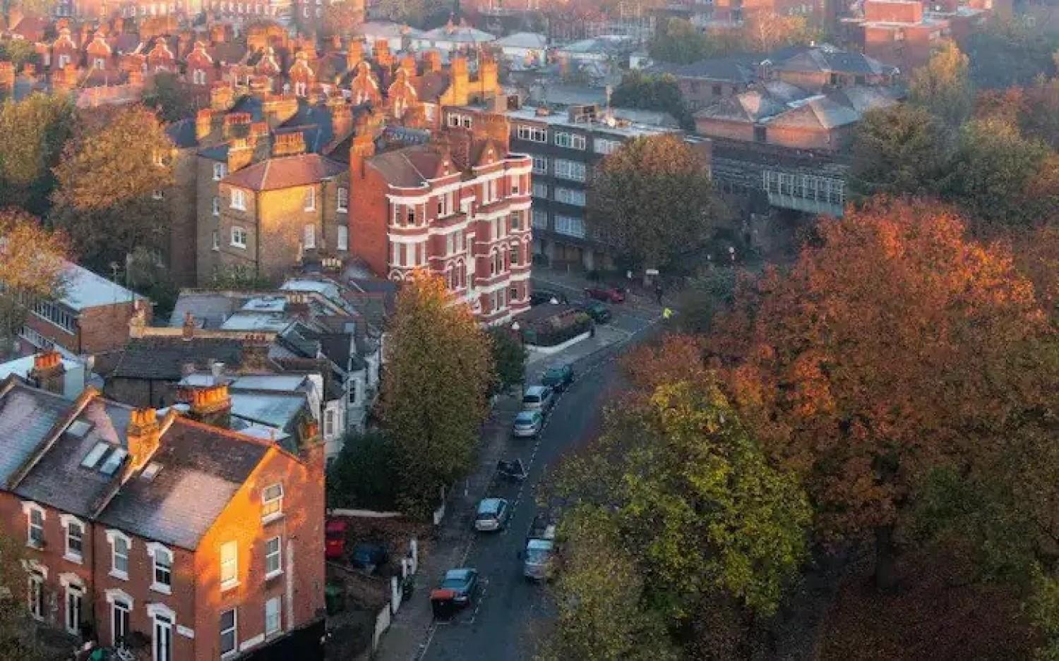 Sleek 2 Bedroom Flat With Private Patio & Firepit In Shepherds Bush, Near Hammersmith Apartment