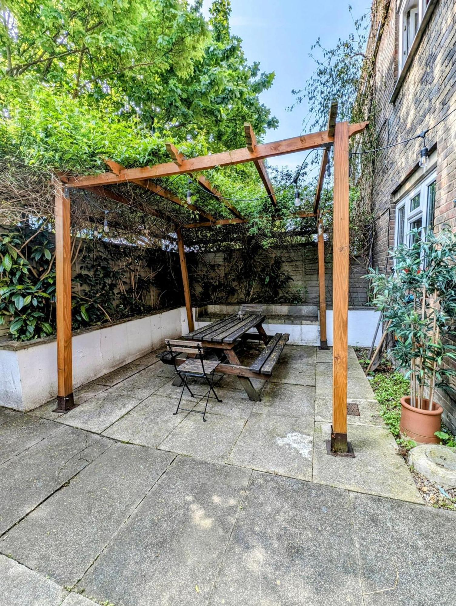 Modern Well Presented With Garden Apartment *