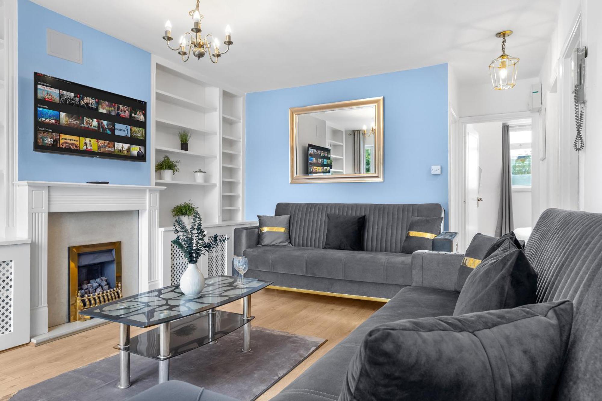 Newly Renovated Kensington 2 Bedroom With Balcony Near Harrods Sleeps 6, 2 Min Walk From Station Leilighet