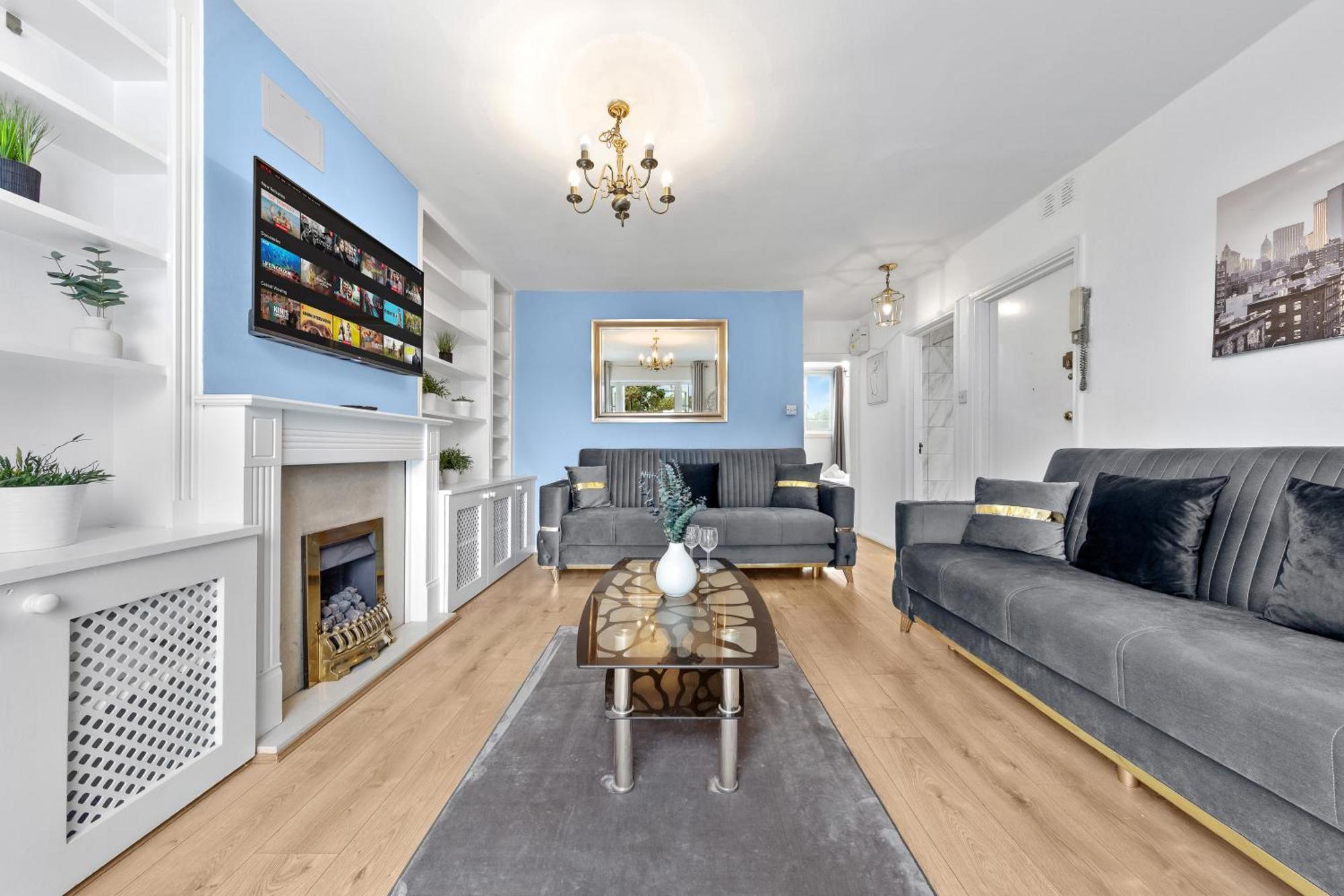 Newly Renovated Kensington 2 Bedroom With Balcony Near Harrods Sleeps 6, 2 Min Walk From Station Leilighet London