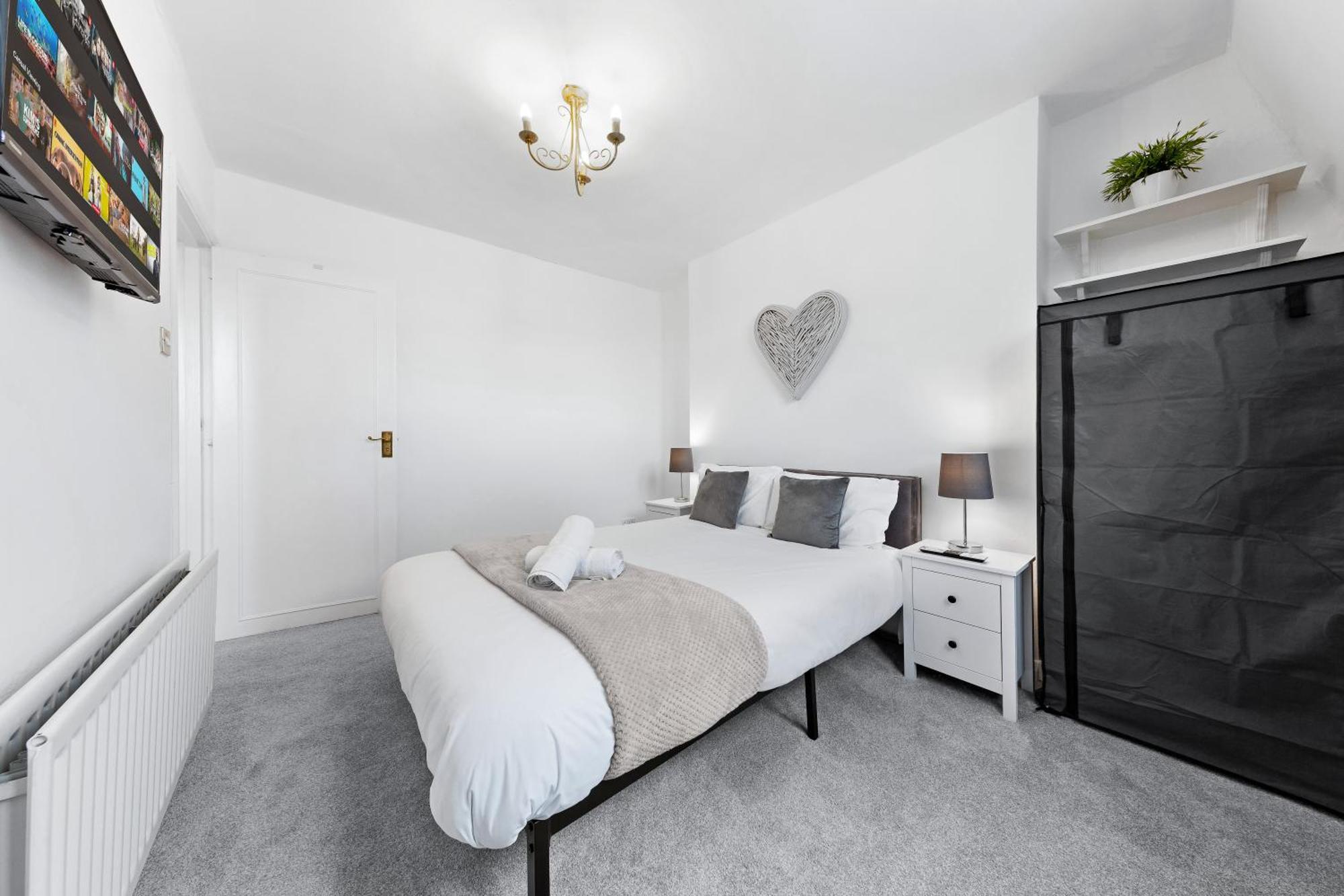 Newly Renovated Kensington 2 Bedroom With Balcony Near Harrods Sleeps 6, 2 Min Walk From Station Leilighet *