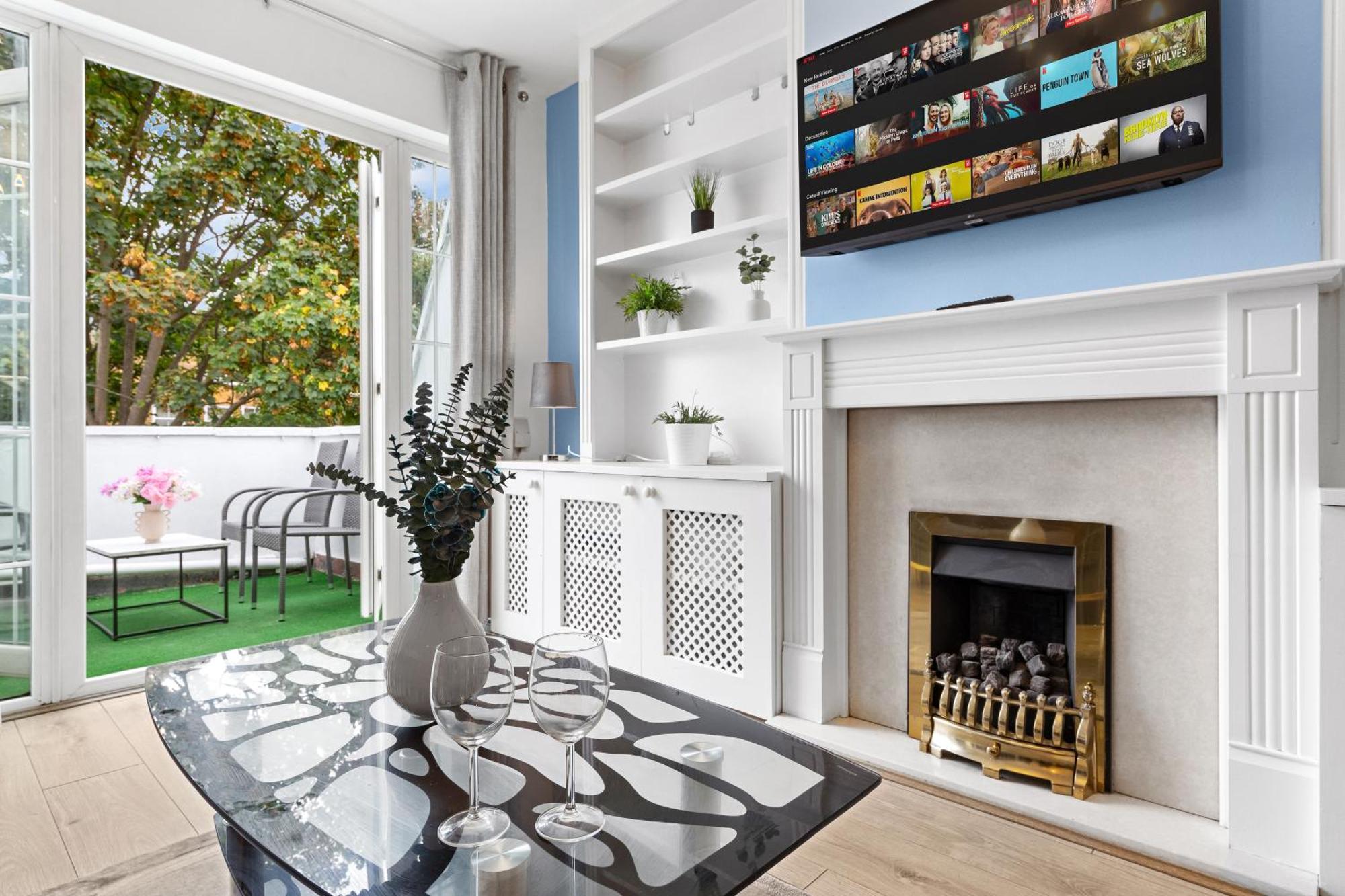 Newly Renovated Kensington 2 Bedroom With Balcony Near Harrods Sleeps 6, 2 Min Walk From Station Leilighet London