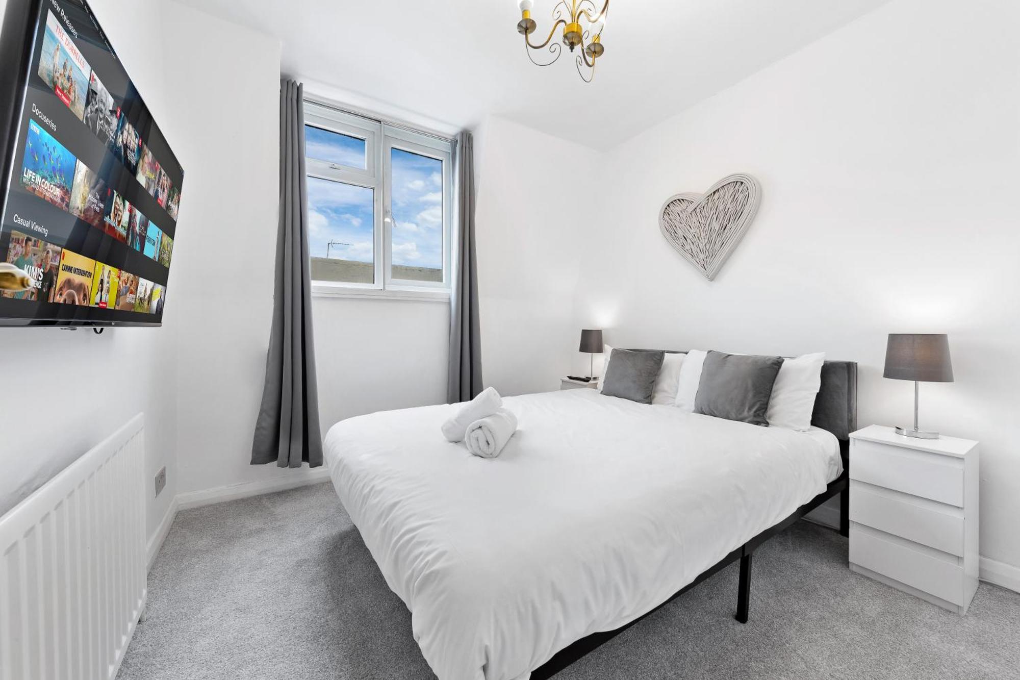 Newly Renovated Kensington 2 Bedroom With Balcony Near Harrods Sleeps 6, 2 Min Walk From Station Leilighet London