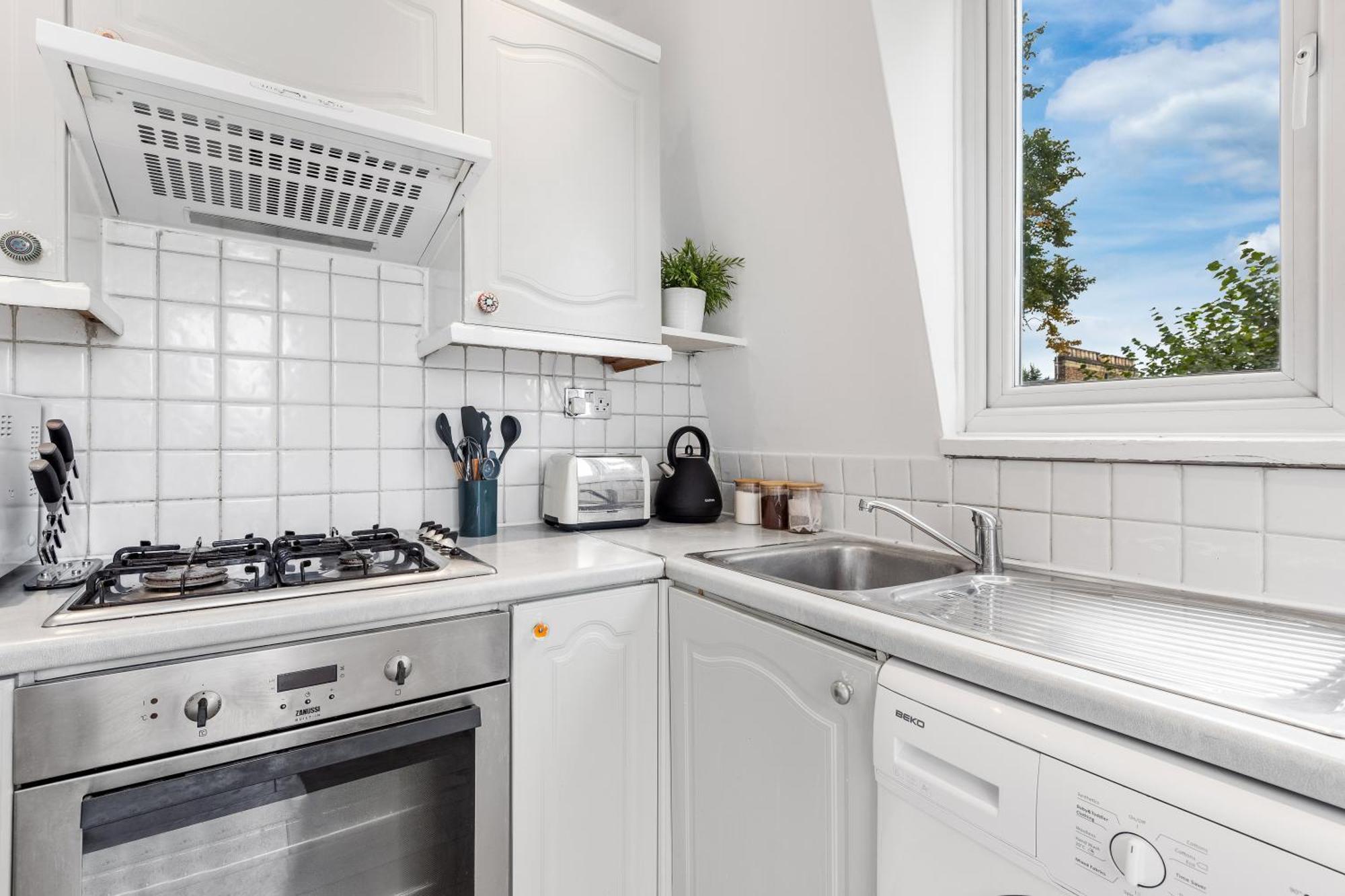 Leilighet Newly Renovated Kensington 2 Bedroom With Balcony Near Harrods Sleeps 6, 2 Min Walk From Station London